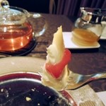 クィーンカフェ - レアチーズケーキ　先頭部分。ベリーソースがありました。