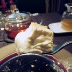 クィーンカフェ - レアチーズケーキは、生クリームと合わせると無限の味わいです。