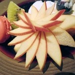 クィーンカフェ - カットフルーツ。見事なナイフ裁きです。