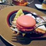 クィーンカフェ - ベリーのマカロン。ふわっとしていました。ジャムはとても濃厚でした。