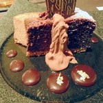 クィーンカフェ - 上質なチョコレートをふんだんに使った作品です。