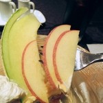 クィーンカフェ - りんごとメロン。綺麗な切断面です。