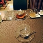 クィーンカフェ - ケーキを食べだしてからは、ハーブティーのクリスタルルージュ　700円にしました。