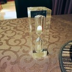 クィーンカフェ - 砂時計で頃合を見計らいます。