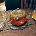 クィーンカフェ - ローズヒップのルージュな色合いが魅惑的です。