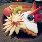 クィーンカフェ - 二つのタイプのチーズケーキプレートです。ベイクドとレアです。