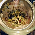 クィーンカフェ - ハーブの調合です。ルイボス、レモングラス、ローズヒップ、ペパーミント。