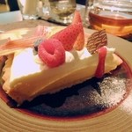 クィーンカフェ - レアチーズケーキの様子です。レアチーズの白さと滑らかさが秀逸です。