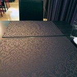 クィーンカフェ - テーブルクリスは、シックな色合いです。