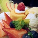 クィーンカフェ - 見事にカットされたフルーツ。