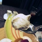 クィーンカフェ - 生クリーム。まさにクイーンの生クリーム。