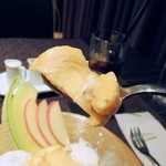クィーンカフェ - バニラプリン。色合いもよく、弾力もあって、甘さは控えめです。