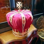 クィーンカフェ - 大きな王冠。クイーンのシンボルです。