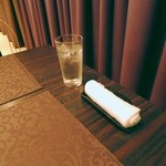 クィーンカフェ - お水とおしぼり。お水は時々注ぎに来てくれました。