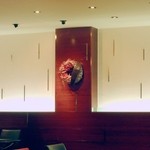 クィーンカフェ - お部屋の中心の壁飾りです。