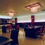 クィーンカフェ - カウンターから、座席までゆったりとしていました。（他のお客様が写らない角度で撮影しました。）