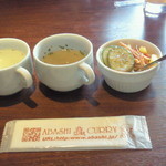 スープバーのスープ２種　　サラダ