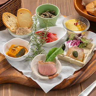 Lunch set with 7 types of seasonal appetizers is available at a special price♪
