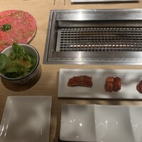 横浜焼肉kintan - キムチの盛り合わせが上品　真ん中はクリームチーズのキムチ