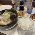 Ramen Niwakoshi - Wスープ豚骨ラーメン並　餃子セット