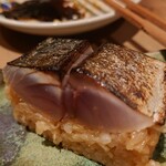 酒肴あおもん - 鯖寿司の魚が大きい