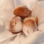 レストラン・モリエール - ミルクシャーベットのつけ合わせの揚げパン