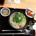 韓国家庭料理 ソナム - コムタン定食　1000円　白菜キムチとモヤシナムル付き。