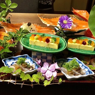 编织日本自古以来的传统的信念就在这里。能感受到日式情趣的餐具种类繁多。
