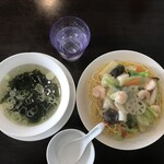中華ダイニング 木の葉 - 海鮮餡かけ焼きそとワカメスープ