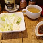 神田の肉バル RUMP CAP - ランチについてくるサラダとスープ。あとタレ。