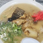 大龍ラーメン - ゴマ、紅しょうが