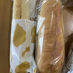 Fresh Bakery - ピーナッツフランスと明太子フランス。ピーナッツフランスは粒々ピーナッツクリームが美味しい！