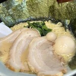 横浜家系ラーメン 魂心家 - 具沢山で大満足です