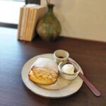 Cafe wakka - 表面パリッ中ほろほろ。何個でも食べたい。