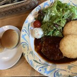 restaurant＆garden chou-cho - ハンバーグの左端、ちょっと食べちゃってからの撮影笑。クリームコロッケの下にはトマトソースが