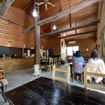 Sakasai - 山小屋風の店内