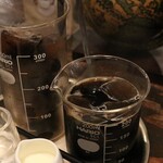 青山文庫 - コーヒーグラス(ホットコーヒーを入れて完成)