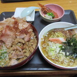 Kanoya - とろろめかぶと煮込み豚のあいがけ丼990円＋素ラーメン330円