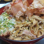 Kanoya - 甘辛い醤油味の煮込み豚肉と、さっぱりしたとろろめかぶにかつおぶし。