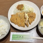 けやき - ランチのチーズとんかつにはすいとんが付きます。