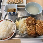 ひとくち餃子ストライク - 少しパサパサした肉質で、下味は控えめな唐揚げが5個と、春雨の中華風サラダと、白湯スープ。