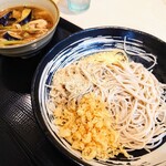 江戸切りそば ゆで太郎 春日部永沼店 - 肉茄子せいろ
                                麺の上にトッピング
                                天かす、すりごま、ゆずパウダー
                                全て無料！