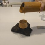 レミニセンス - 竹筒からスープが注がれた