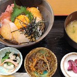 伊勢ノ国食堂 しちり - 小鉢とあおさのお味噌汁