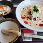 華屋与兵衛 - ピリ辛ゴマだれそうめんと小炙りトロサーモン丼