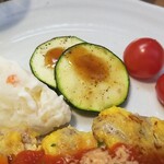 キッチン ブルー グローブ - 備え付けポテサラ、野菜のアップ