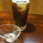 キッチン ブルー グローブ - ミルクを入れると、茶店のアイスコーヒーになります