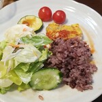 キッチン ブルー グローブ - ご飯、サラダ、お新香を乗せてラストスパート