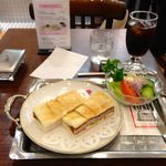 CAFE サンドイッチ - カツサンド，サラダ付き950円．