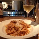 Bacco - 2013.9.20(金)18時半　ミートソースをスパゲッティでオーダー白ワイングラスで1900円(^^♪